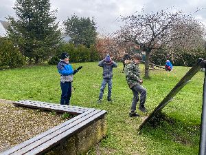 OZP 4.r. Filipovice, 20.4. výlet na Točník, sportovní hry, bazén, malování masek, filmový večer (2)