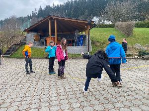 OZP 4.r. Filipovice, 20.4. výlet na Točník, sportovní hry, bazén, malování masek, filmový večer (6)