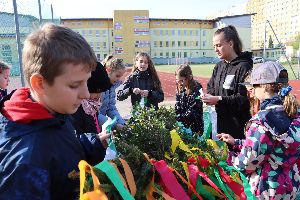 Stavění májky 28.4.2023 - projektový den 1.st (32)