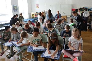 8.B hraje dětem z 1.A loutkové divadlo (25)