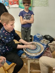 Keramika ve 3. A - práce na hrnčířském kruhu (19)