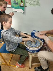 Keramika ve 3. A - práce na hrnčířském kruhu (17)