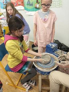 Keramika ve 3. A - práce na hrnčířském kruhu (11)
