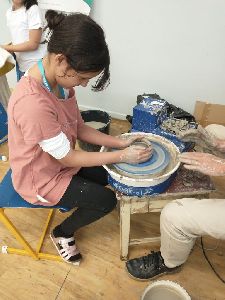Keramika ve 3. A - práce na hrnčířském kruhu (14)