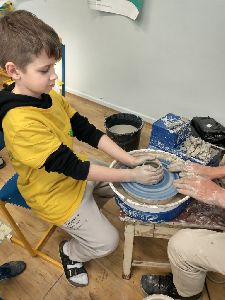 Keramika ve 3. A - práce na hrnčířském kruhu (21)