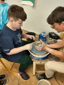 Keramika ve 3. A - práce na hrnčířském kruhu (23)