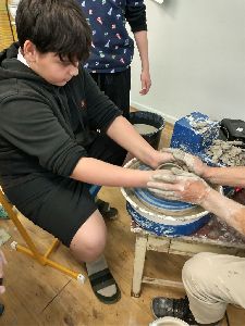 Keramika ve 3. A - práce na hrnčířském kruhu (20)