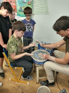 Keramika ve 3. A - práce na hrnčířském kruhu (18)