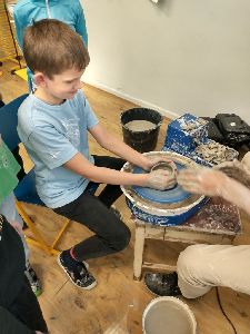 Keramika ve 3. A - práce na hrnčířském kruhu (24)