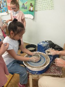 Keramika ve 3. A - práce na hrnčířském kruhu (13)
