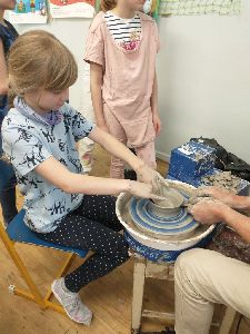 Keramika ve 3. A - práce na hrnčířském kruhu (10)