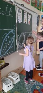 Děti z mateřské školy na návštěvě bilingvy 3.4.2024 (14)